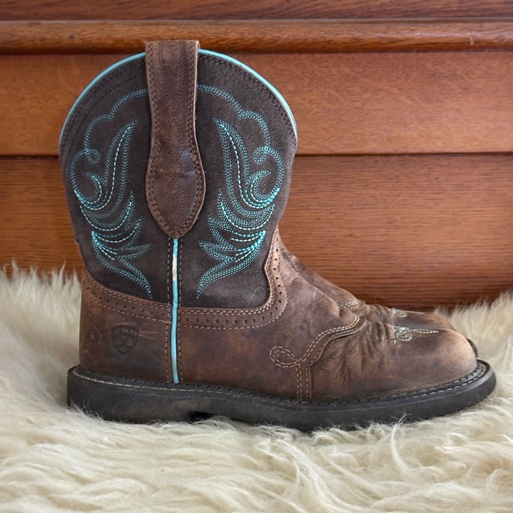 Ariat Heritage Dapper Western Brown Leather with Teal Stitching Short Boots